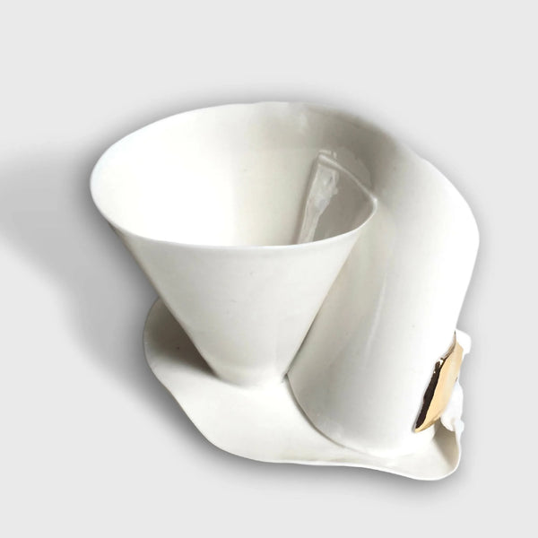 Tasse à café ultra fine blanche avec soucoupe, forme conique et anse
