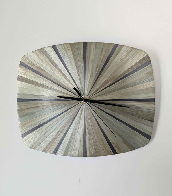 Horloge murale vintage en marqueterie de paille, rayures kaki et gris anthracite