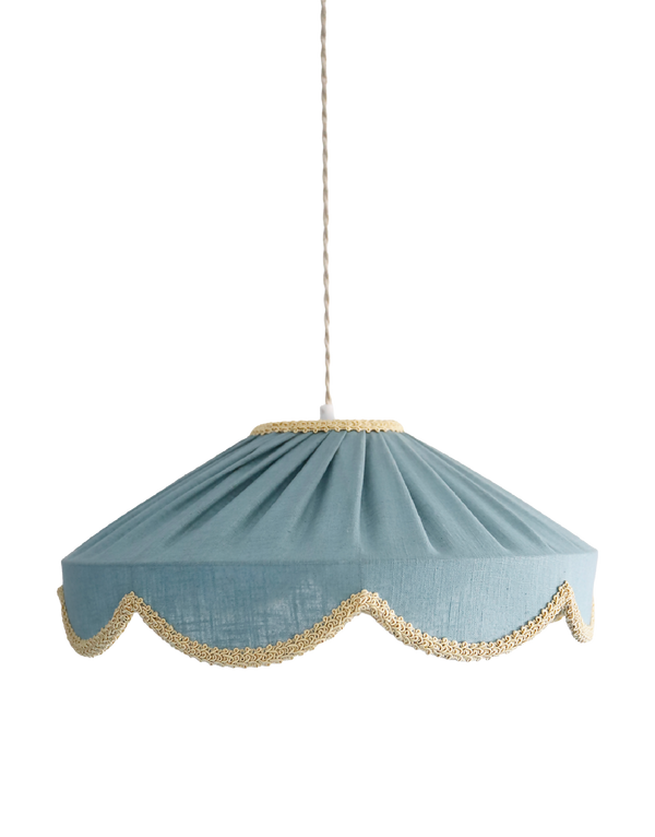 Suspension florale en tissu bleu minéral, bordure dorée ondulée, câble suspendu