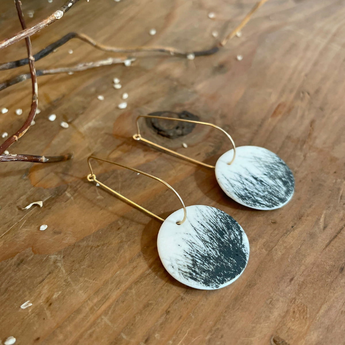 Boucles d’oreilles dormeuses en porcelaine : disques blancs à taches noires sur tiges dorées