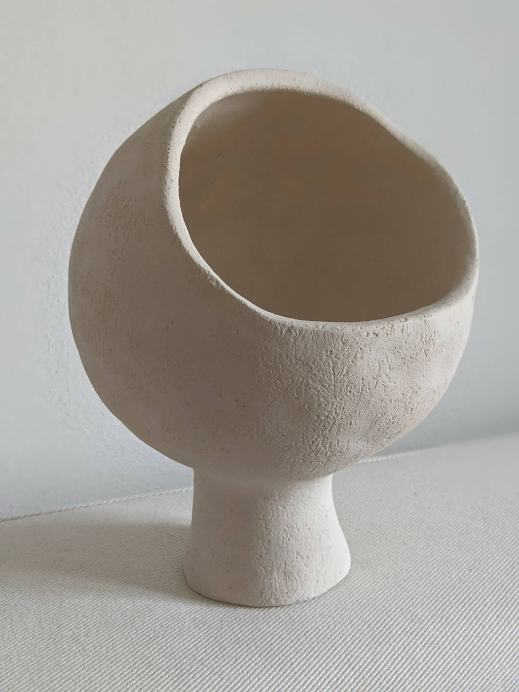 Lampe années 60 en céramique beige clair, vue de face, ouverture intérieure visible