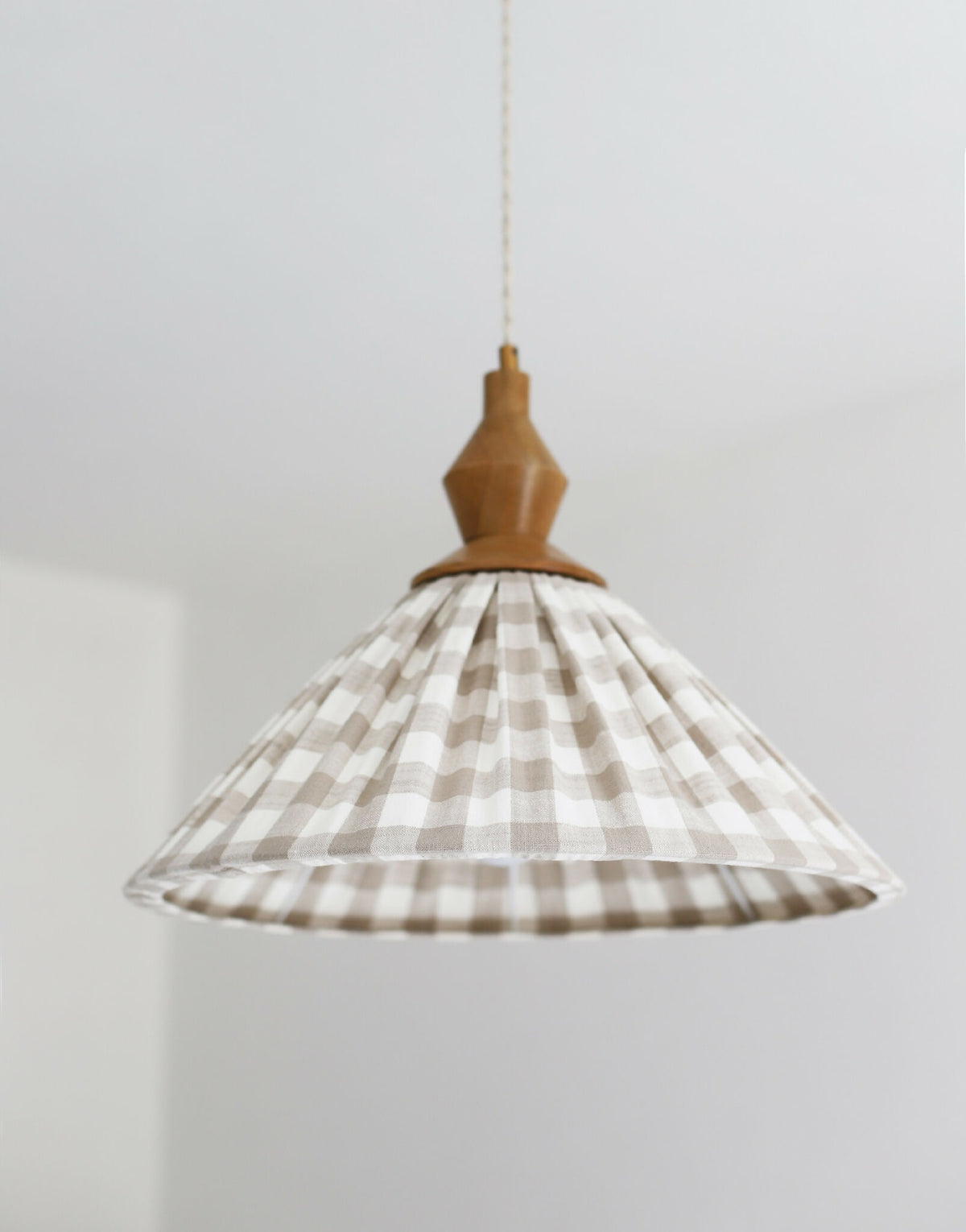 Suspension plissée à grands carreaux beige, abat-jour cloche suspendu