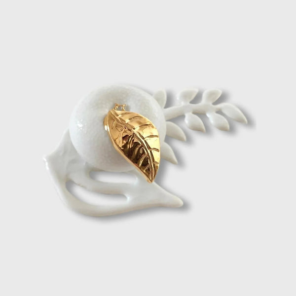 Boîte à bijoux en porcelaine blanche, décor floral et fermoir doré en forme de feuille