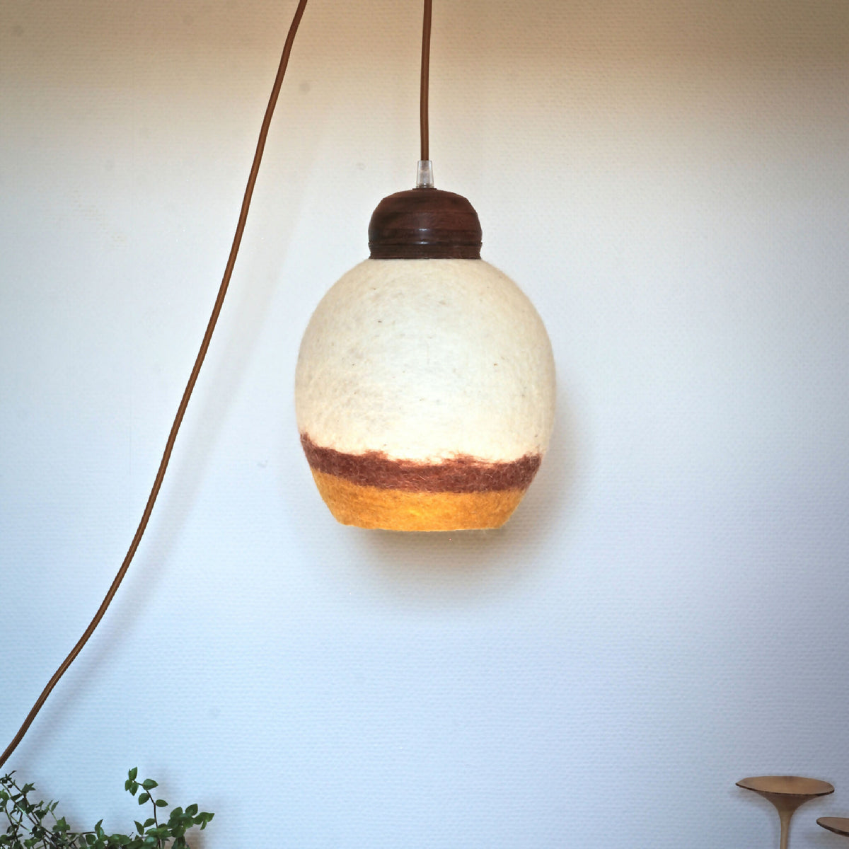 Lampe baladeuse TERRE DE SIENNE avec abat-jour en verre beige et base en bois sombre.