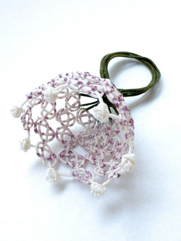 Bague clochette en soie tressée, blanc et rose pâle, lien vert