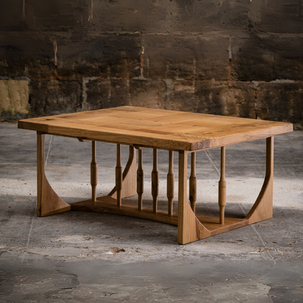 Table basse en bois clair avec plateau rectangulaire et piètement sculpté, forme courbe