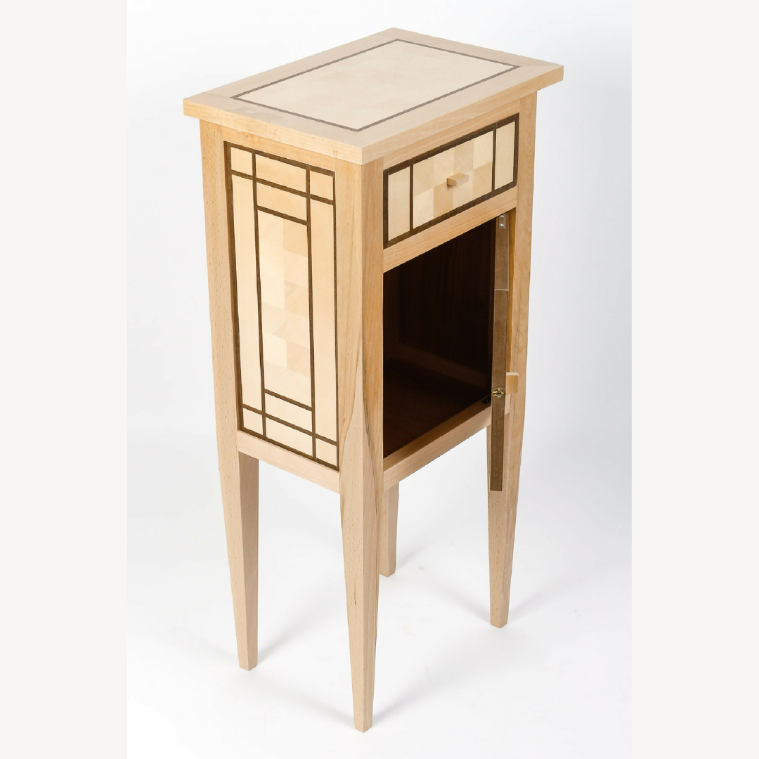 Table de chevet en bois clair avec panneaux shoji et compartiment intérieur ouvert