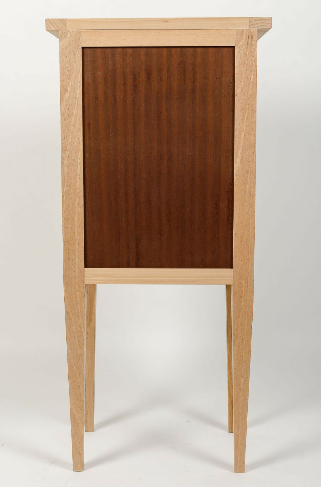 Table de chevet en bois de hêtre avec panneau arrière sombre et traverse horizontale