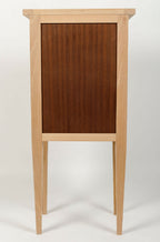 Table de chevet en bois de hêtre avec panneau arrière sombre et traverse horizontale