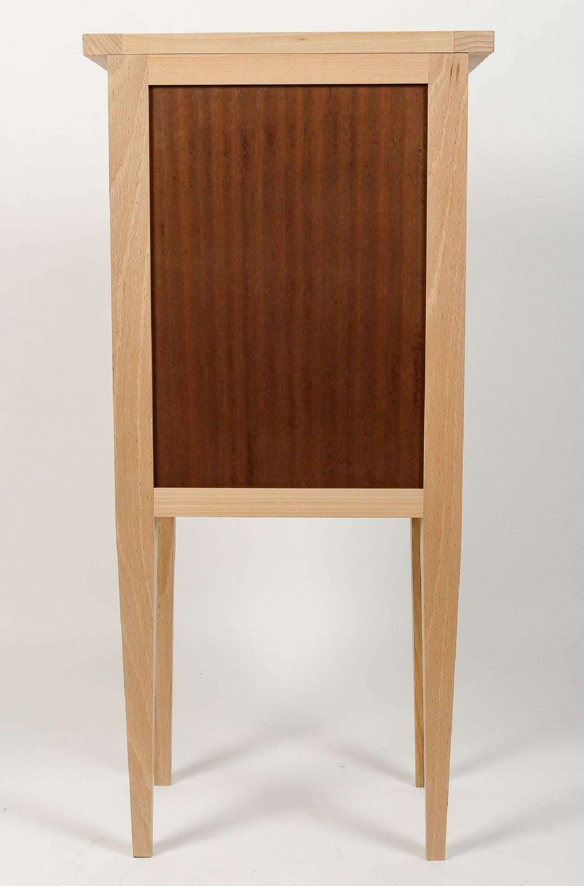 Table de chevet en bois de hêtre avec panneau arrière sombre et traverse horizontale