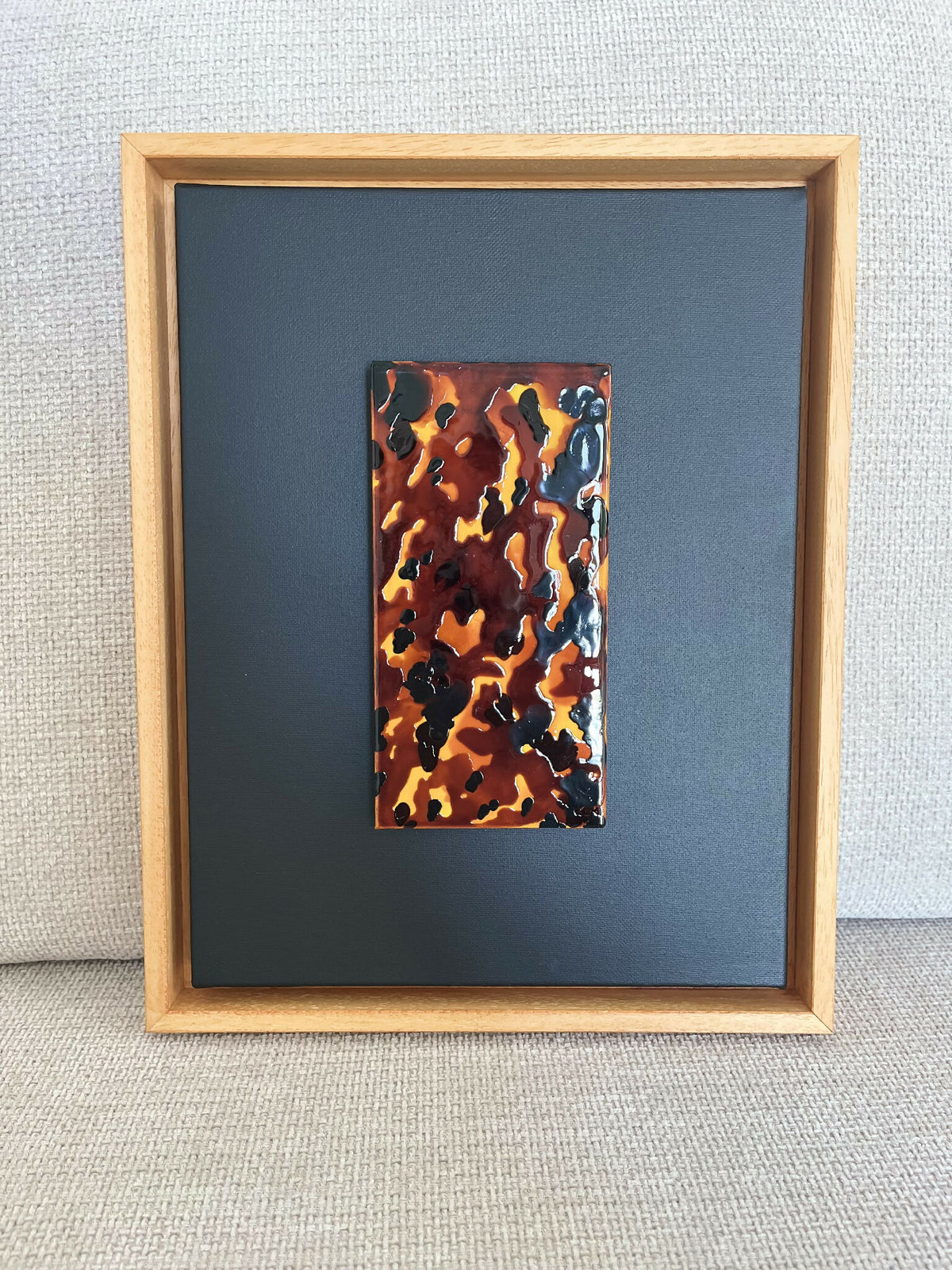 Cadre taille moyenne avec tableau rectangulaire motif tortue ocre foncé et noir