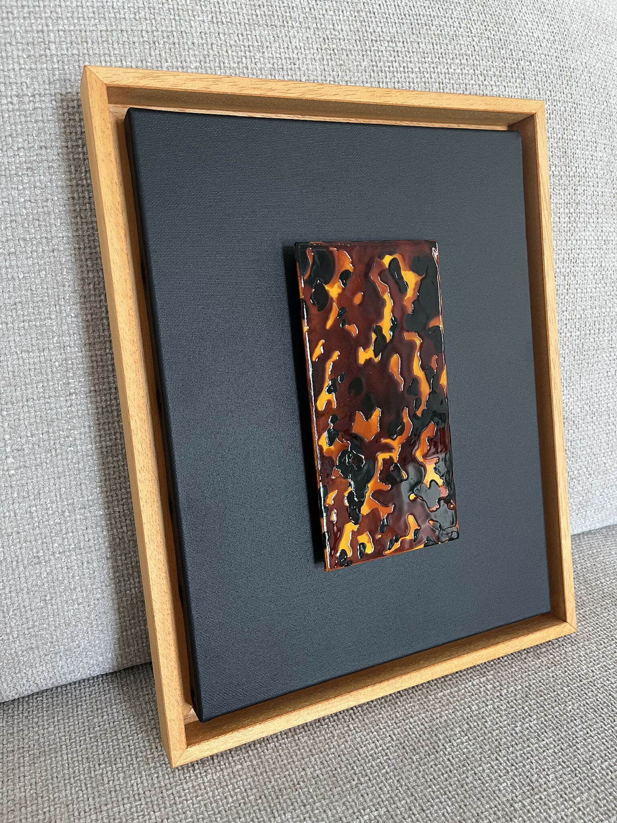 Cadre taille moyenne en bois avec tableau motif tortue ocre et noir