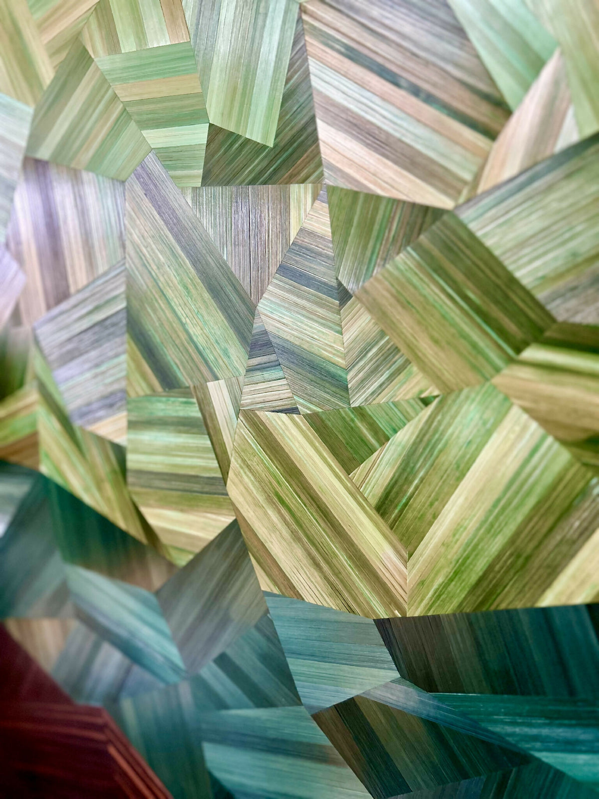 Gros plan sur le tableau : cubes verts et bleutés, base brun foncé, effet relief.