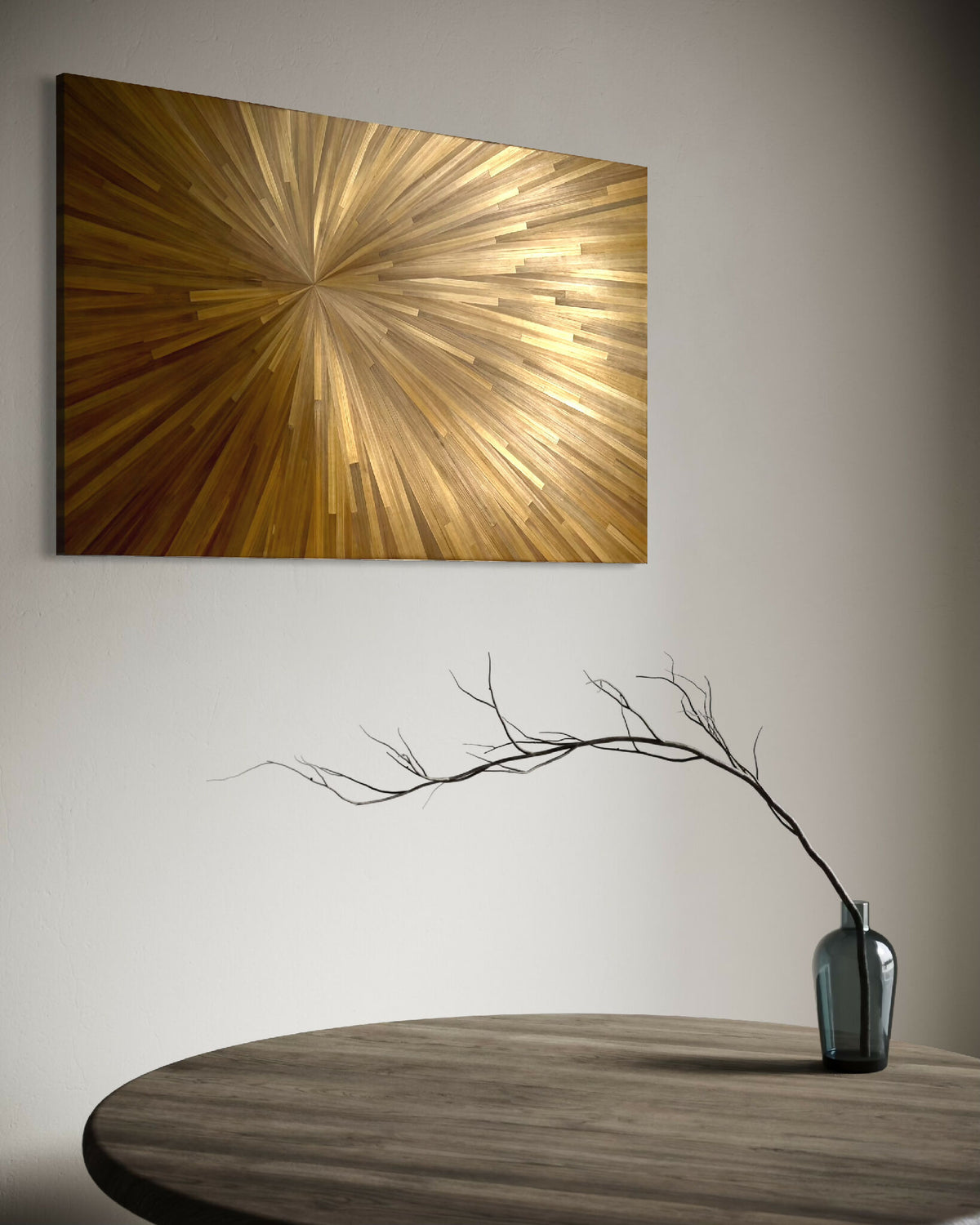 Tableau grand format à motif soleil en fibres bronze et doré, cadre fin.