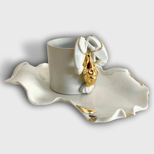 Tasse en porcelaine blanche avec soucoupe en forme de homard, détails dorés.