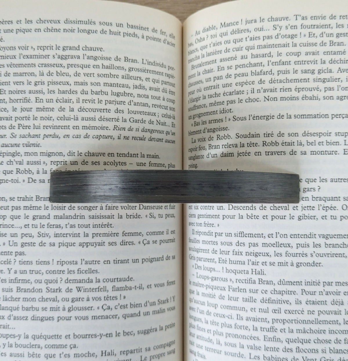 Détail du support de lecture : marqueterie paille et anthracite, trou de fixation