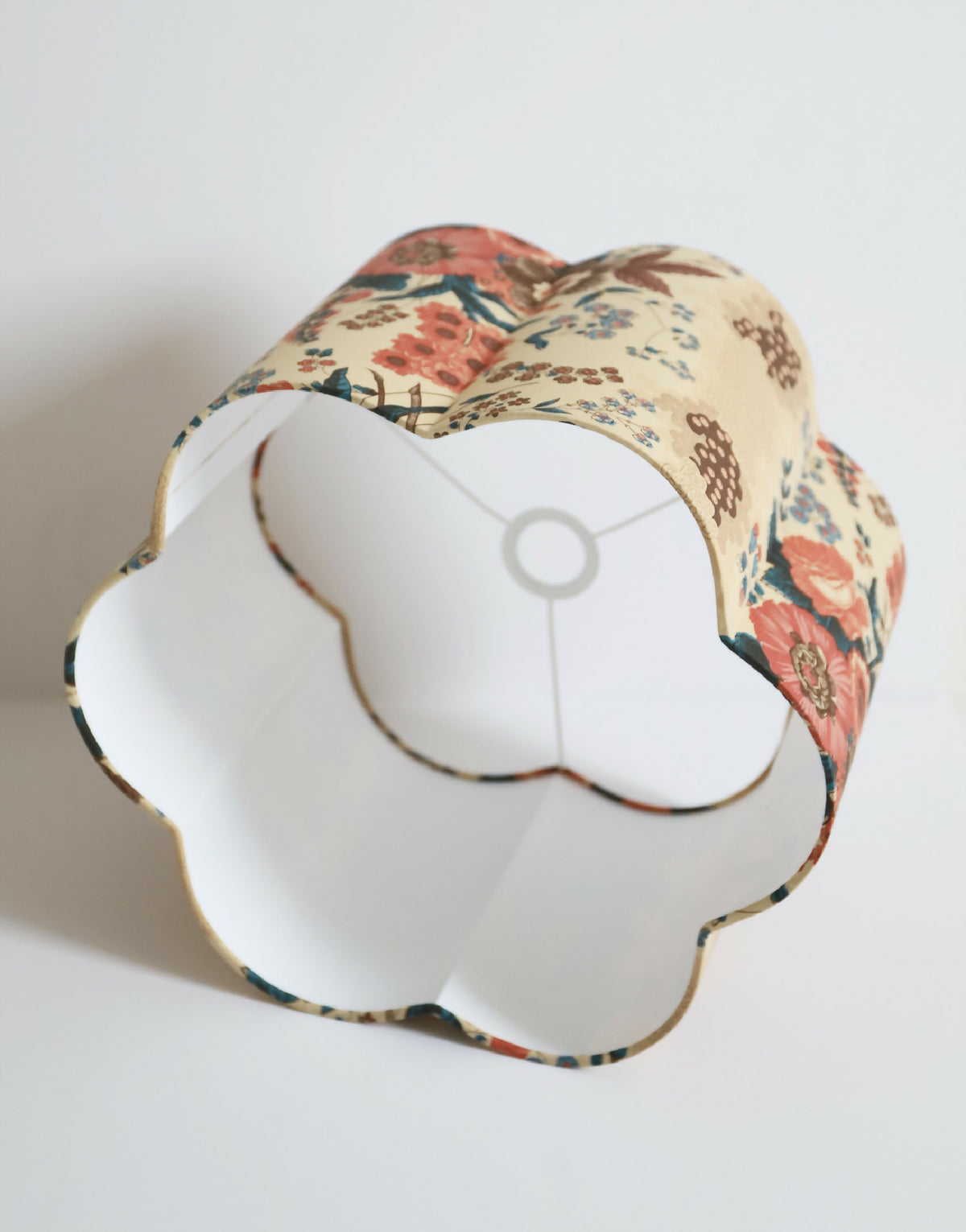 Suspension abat-jour forme fleur : vue dessus, tissu imprimé fleurs orange et brunes