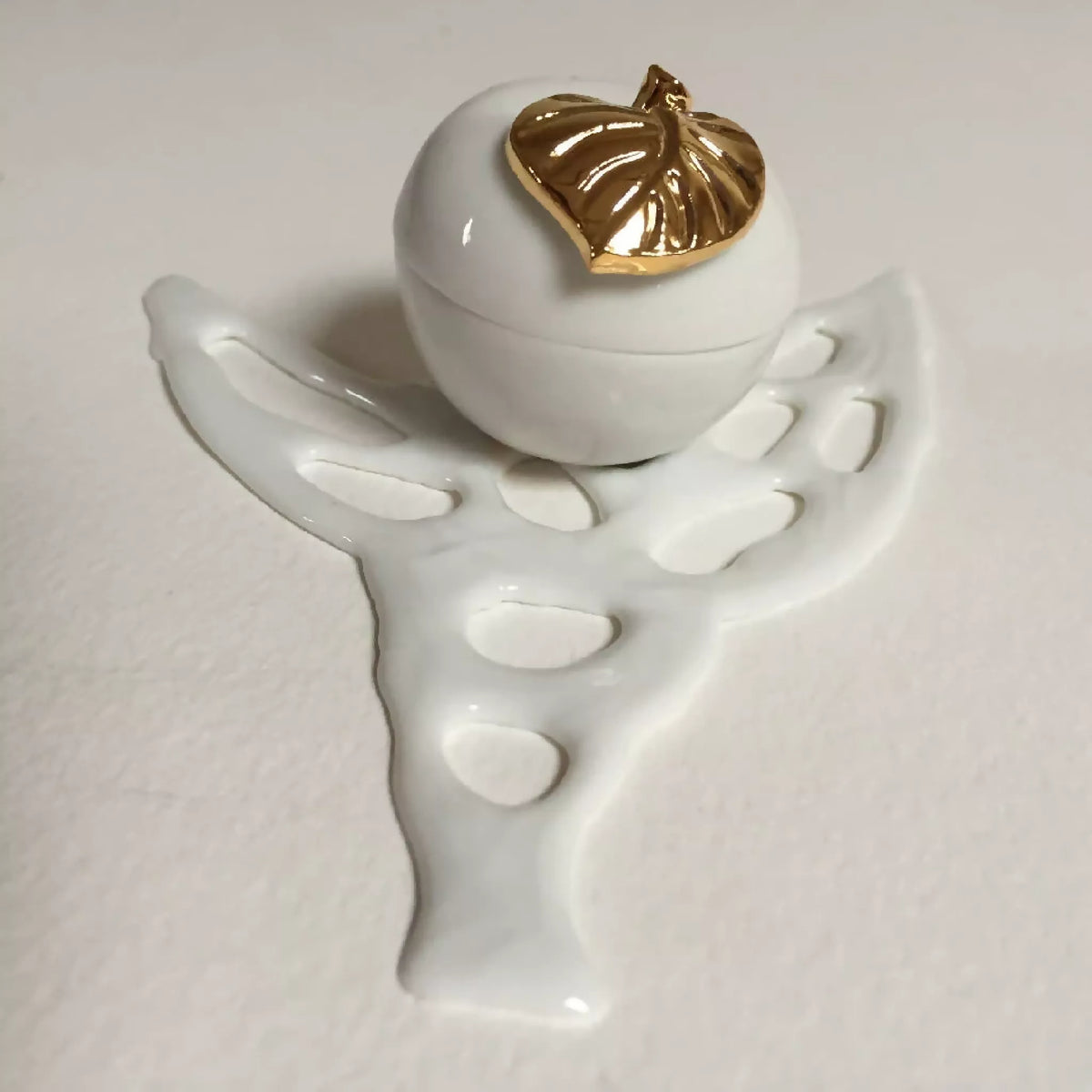 Boîte à bijoux en porcelaine blanche en forme de pomme, couvercle doré