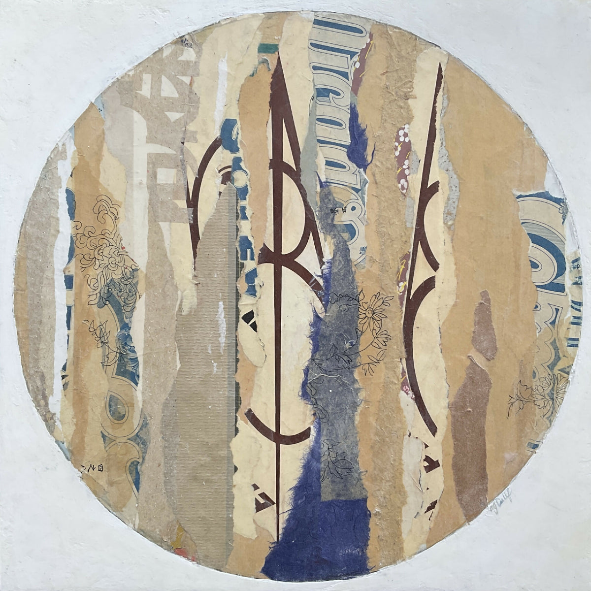 Collage sur bois ARGILE en cercle, composition abstraite bleu et beige, cadre noir.