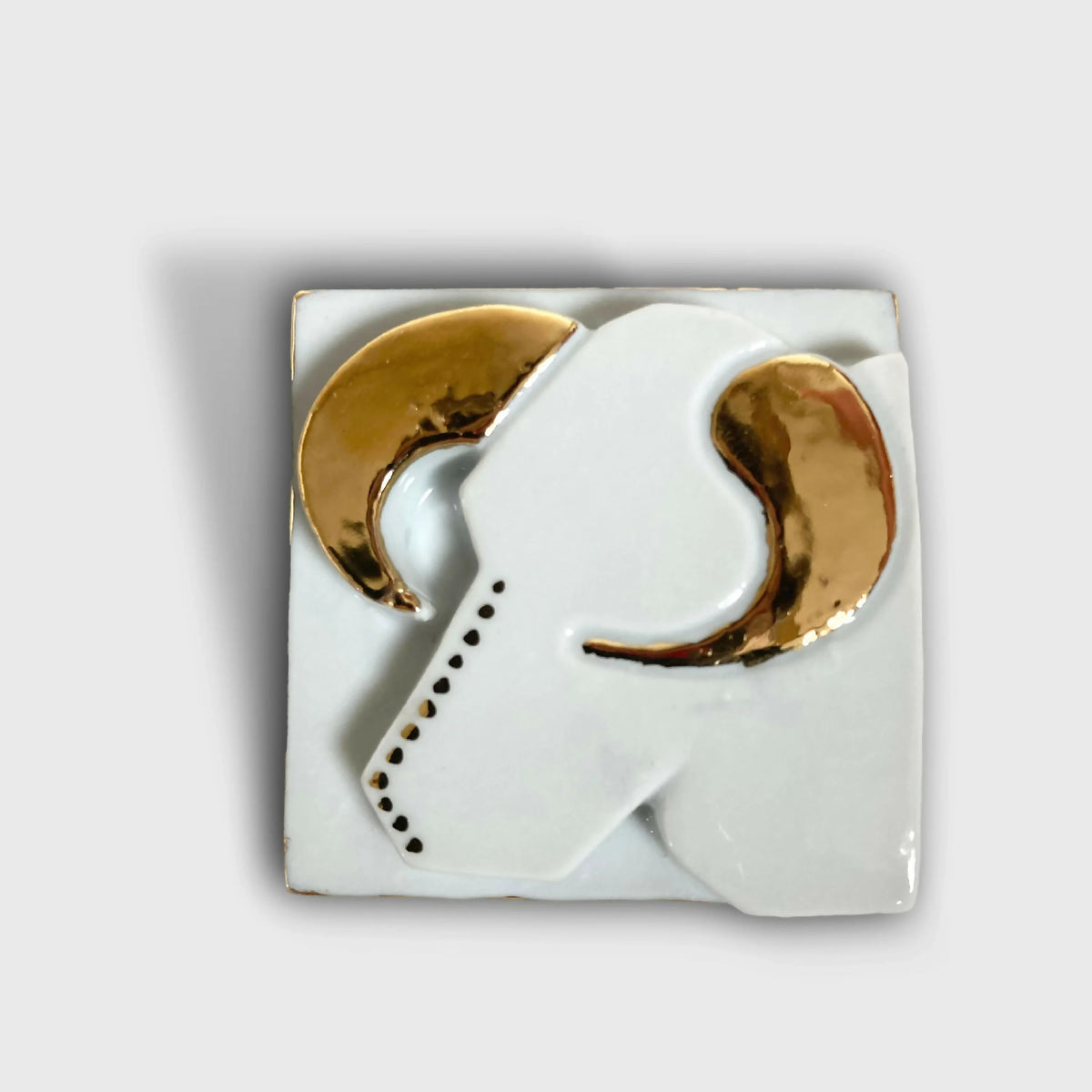 Boîte à bijoux en porcelaine blanche motif taureau doré sur couvercle