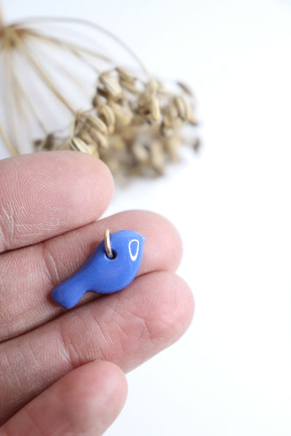 Breloque charm oiseau en porcelaine