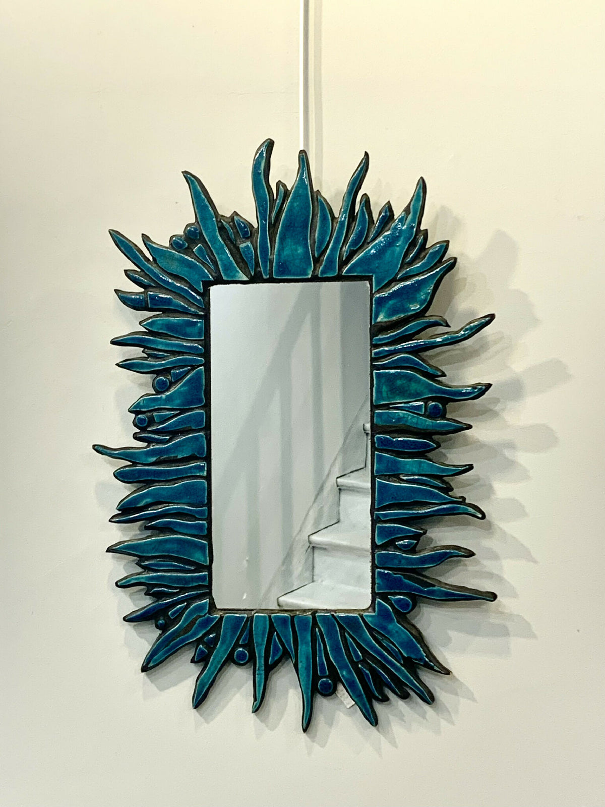 Miroir raku mosaïqué rectangulaire, monture turquoise à pointes avec reflets
