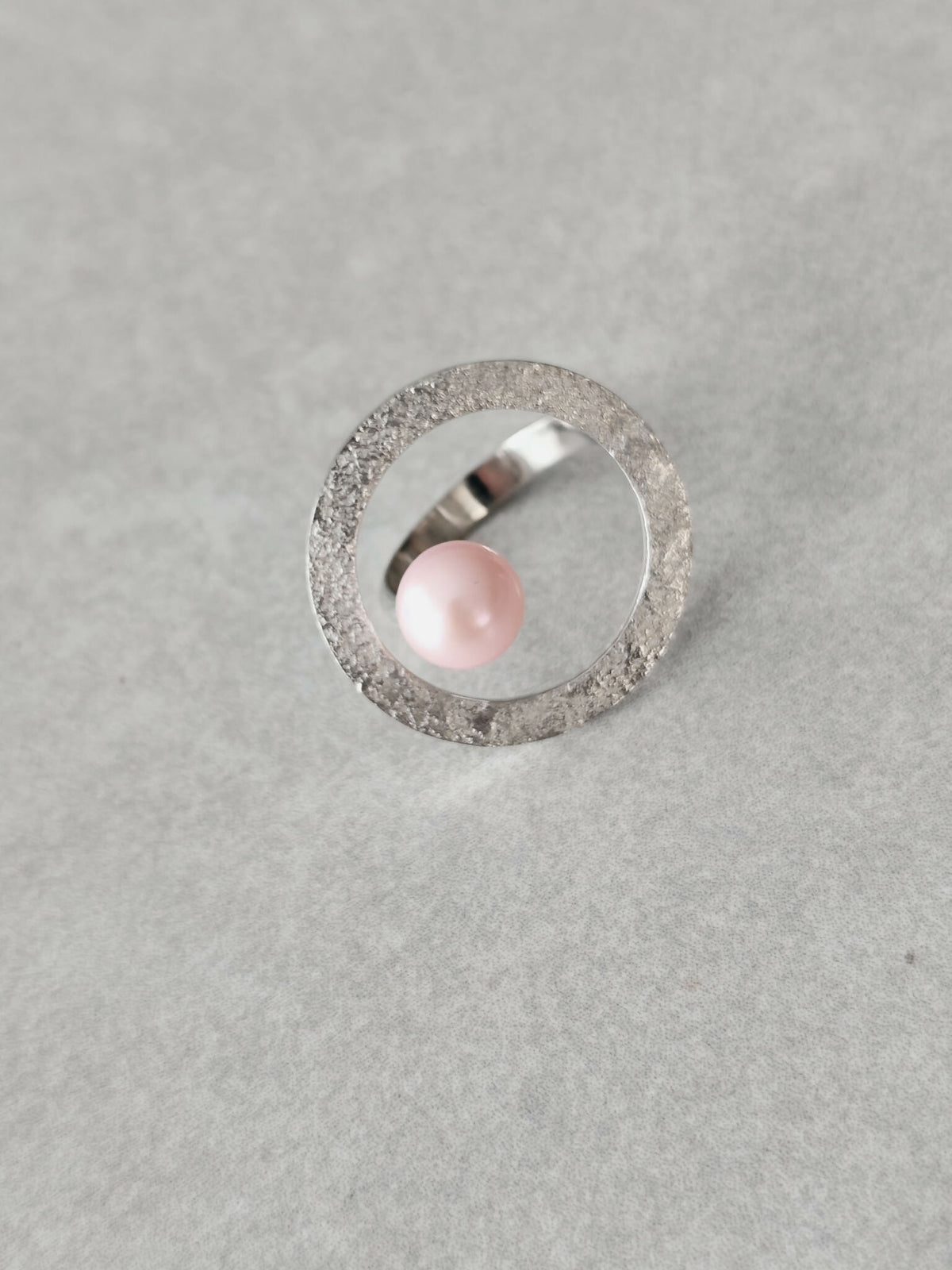 Bague Atoll avec cabochon perle rose nacrée, monture argentée brillante et texturée