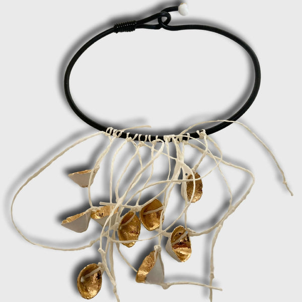 Collier à cordon noir avec pompons en tissu blanc et breloques dorées en forme de gouttes
