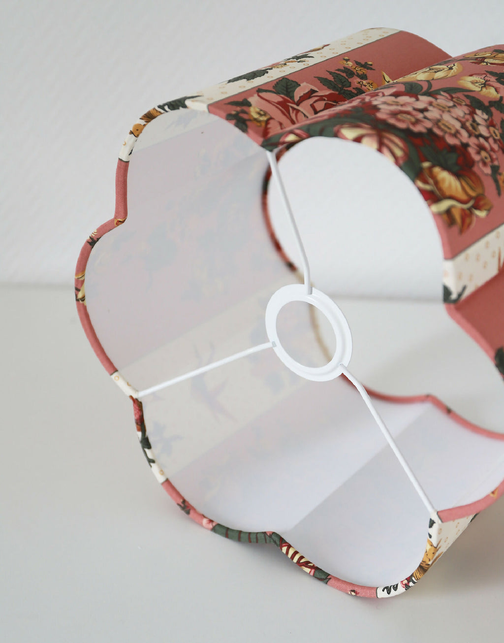 Abat-jour forme fleur patchwork rose et floral, vue partielle avec armature blanche