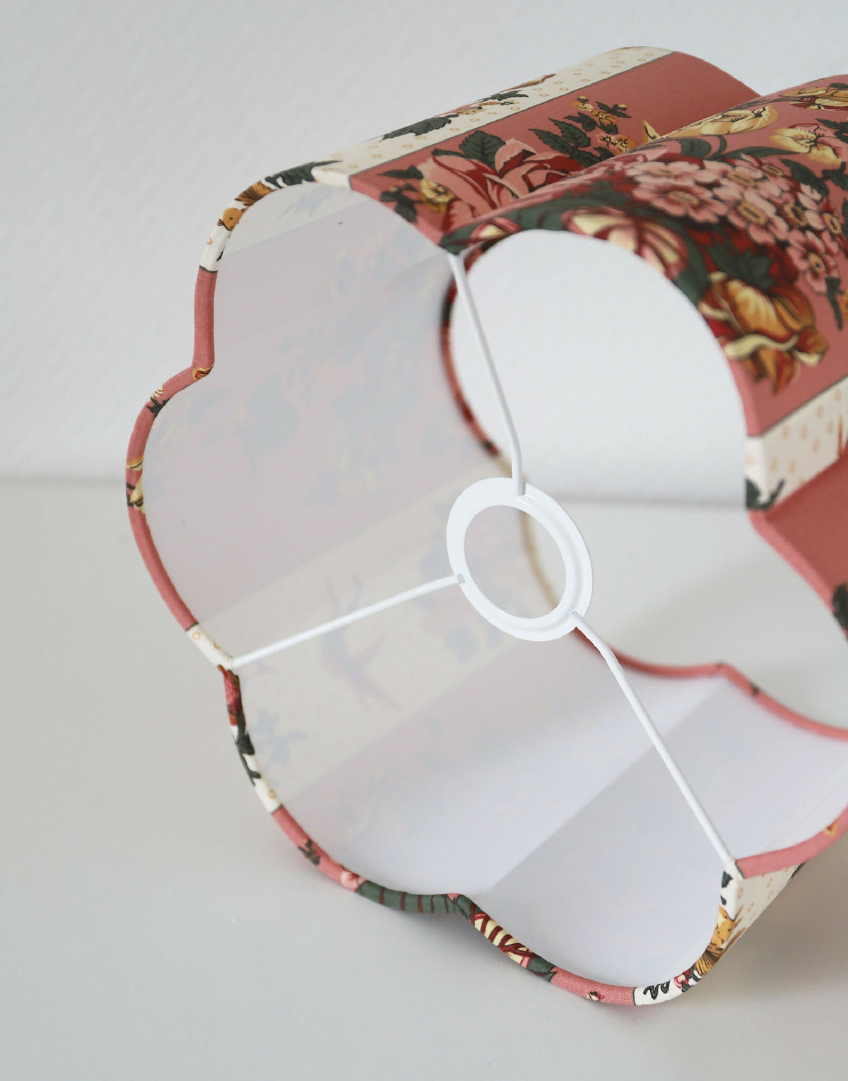 Abat-jour forme fleur patchwork rose et floral, vue partielle avec armature blanche