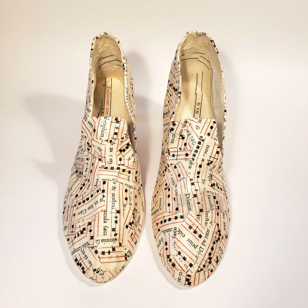 Escarpins beige imprimés, vue de dessus avec bride ouverte et bout pointu.