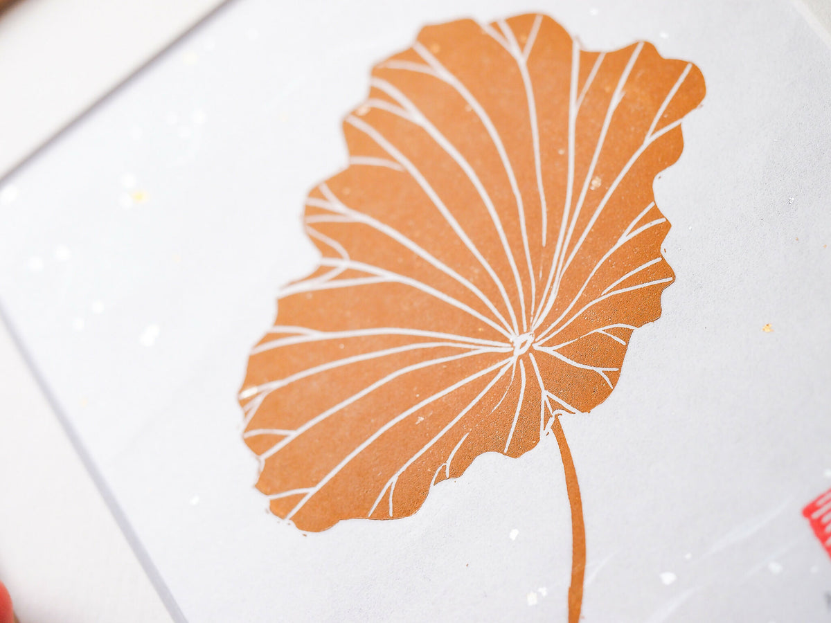 Détail d’une gravure sur papier washi : ginkgo orange aux nervures blanches