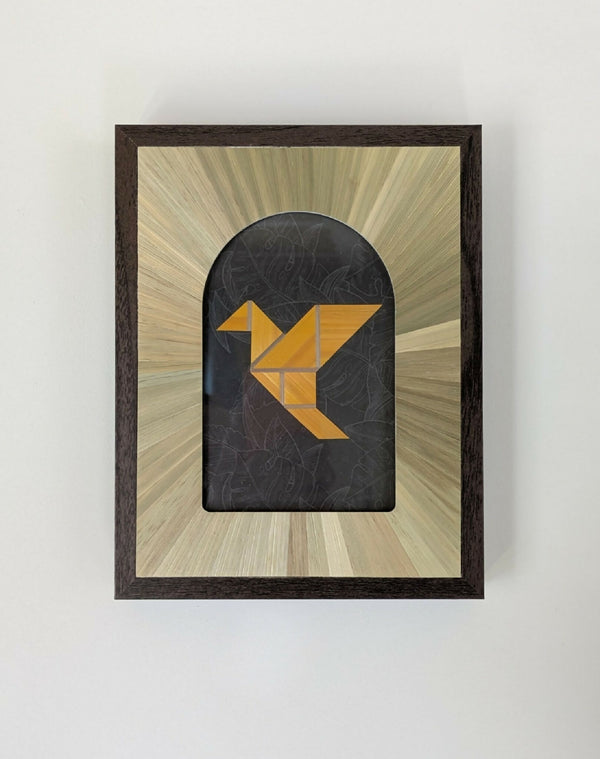 Tableau carré avec cadre foncé et marqueterie paille jaune et beige, motif oiseau