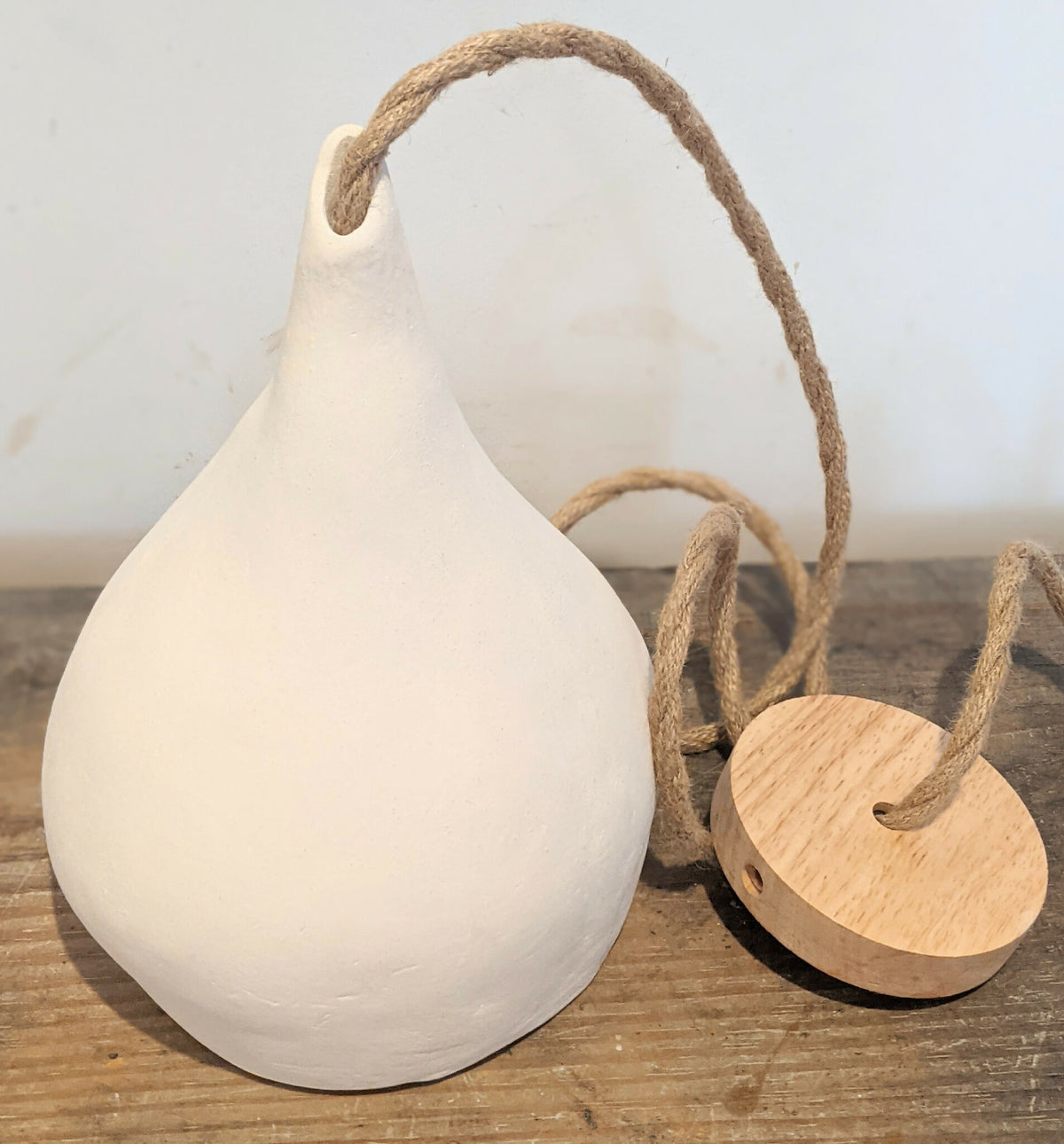 Suspension goutte en grès blanche avec câble en corde tressée beige, abat-jour en poire