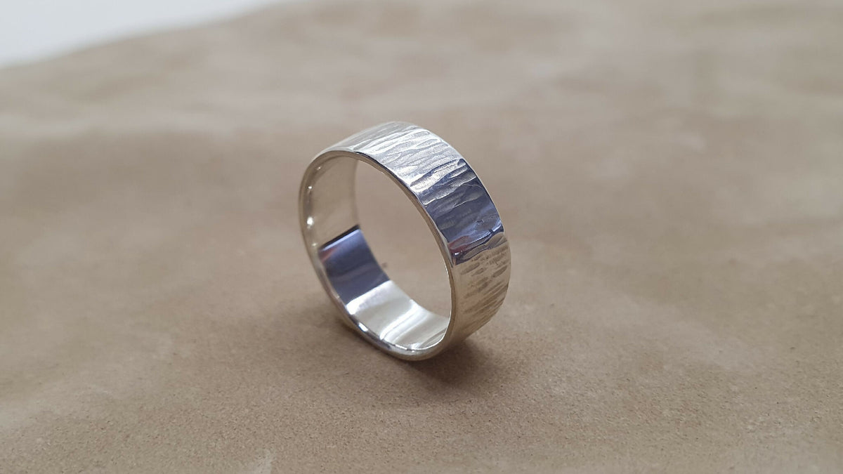 Bague argent Sillage, anneau large texturé brillant, intérieur arrondi poli