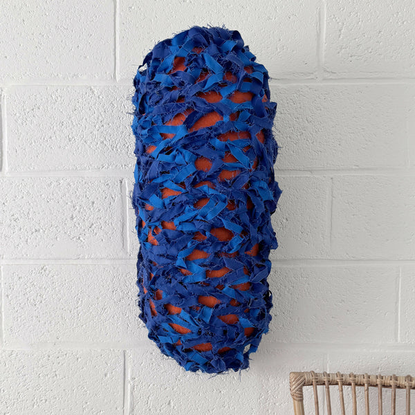 Cocoon décoratif bleu suspendu, surface frangée avec points orange