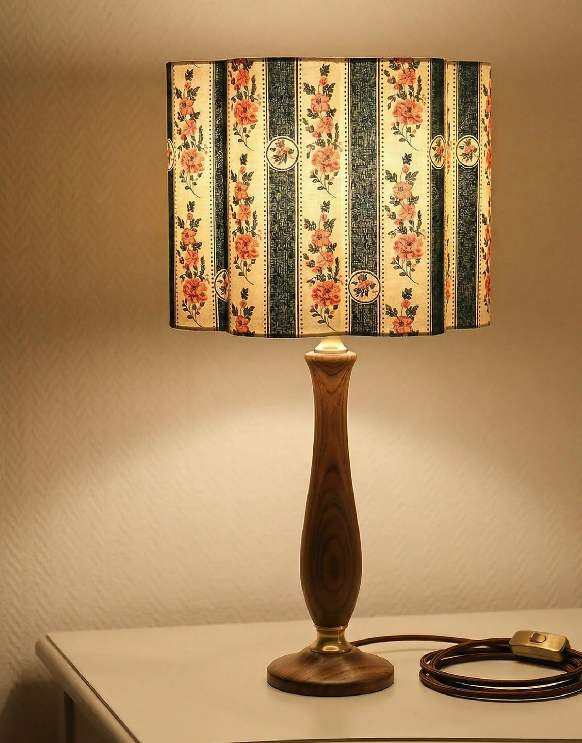 Abat-jour forme fleur Flora vert sur lampe, tissu beige rayé et fleuri.