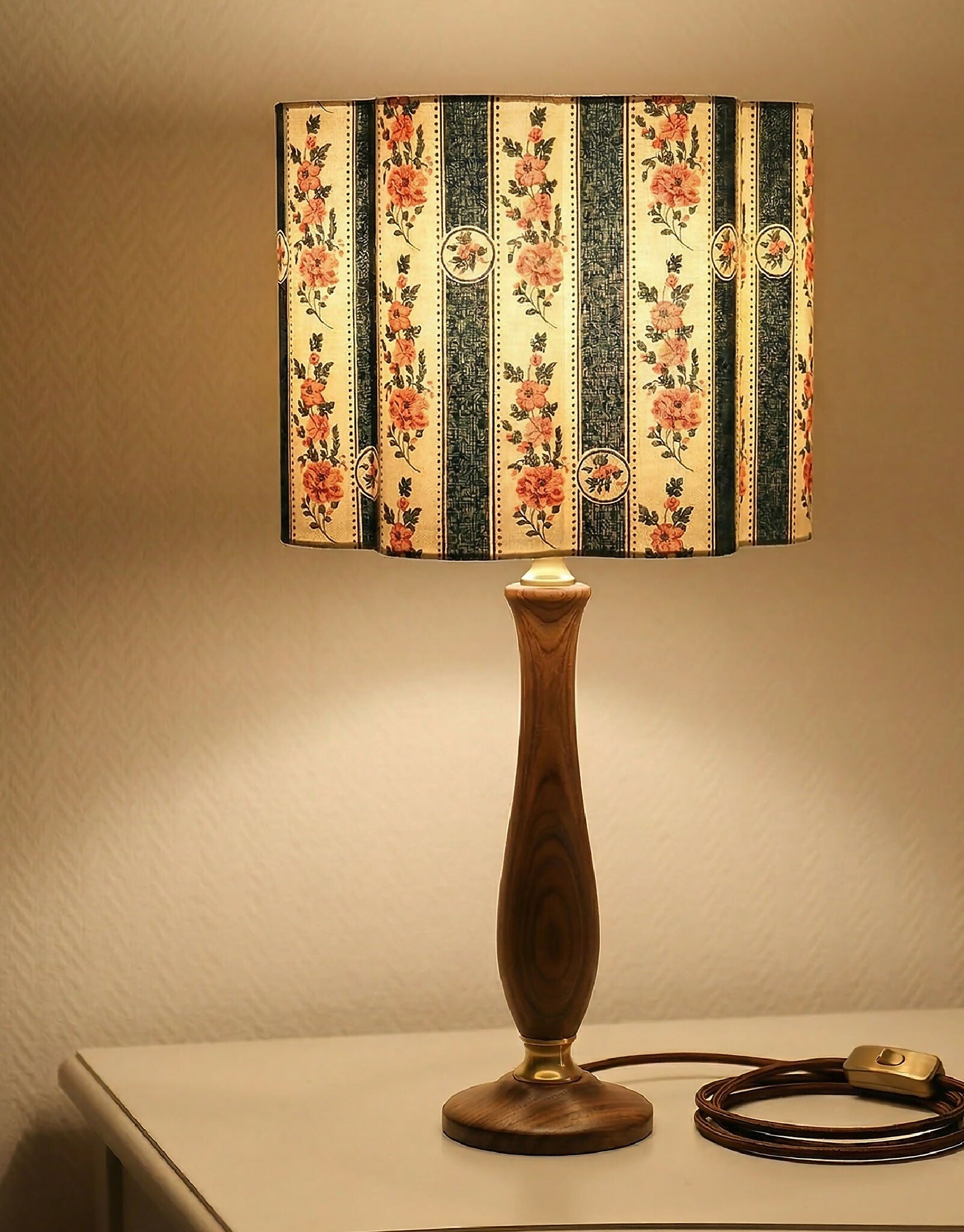 Abat-jour forme fleur Flora vert sur lampe, tissu beige rayé et fleuri.