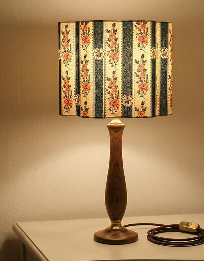 Abat-jour forme fleur Flora vert sur lampe, tissu beige rayé et fleuri.