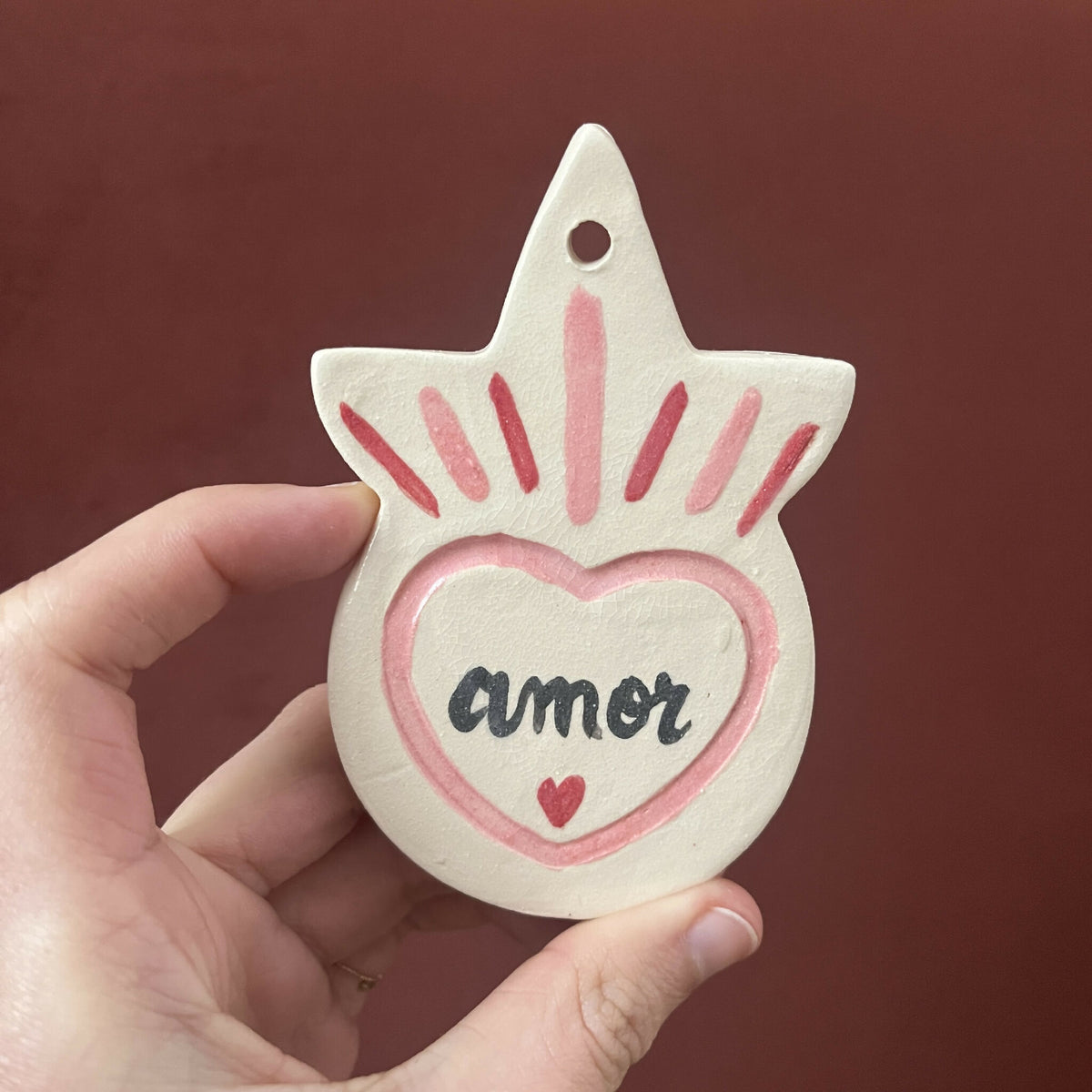Ex-voto en forme d’étoile, cœur « amour » rose, rayons rouges et colorés.