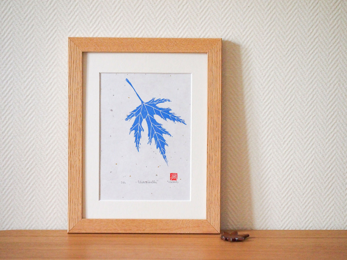 Gravure sur papier washi encadrée, feuille d’érable bleu