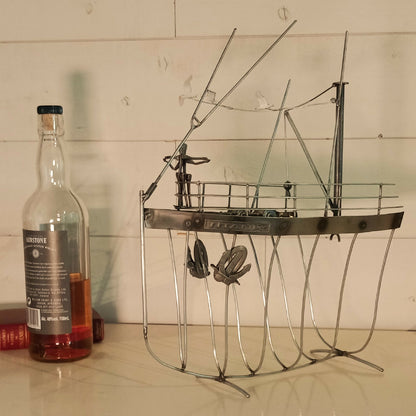 Maquette du Titanic en acier recyclé, vue de côté avec canots et accessoires métalliques