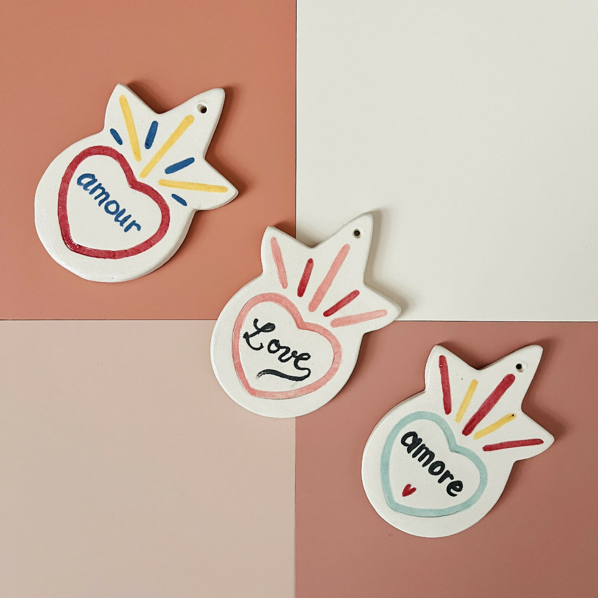 Lot de 3 ex-voto en forme d’étoile, cœurs peints « amour », « love » et « amor ».