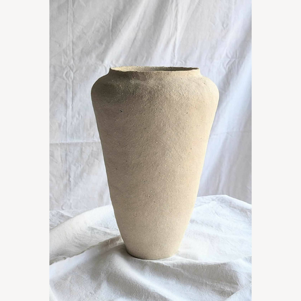 Vase conique beige en céramique, silhouette élancée avec col évasé.