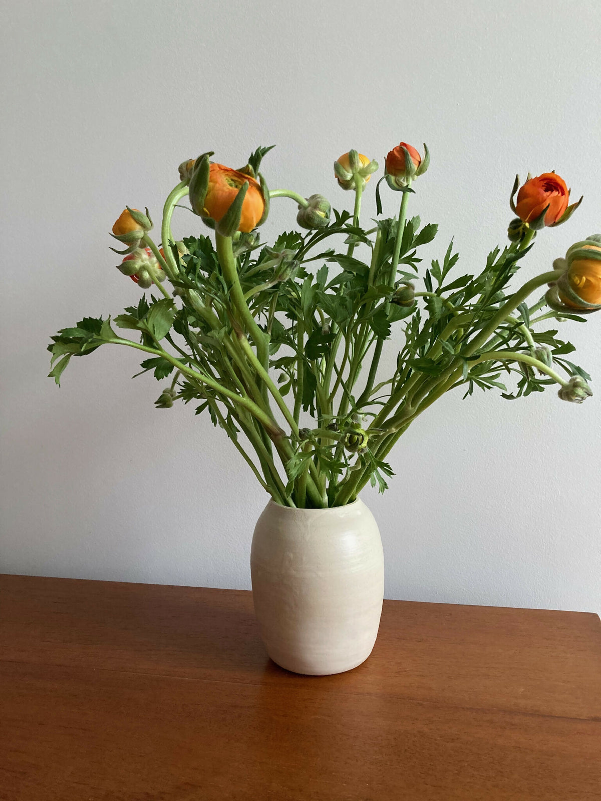 Vase Borsa blanc en céramique, forme cylindrique, bouquet de fleurs orange