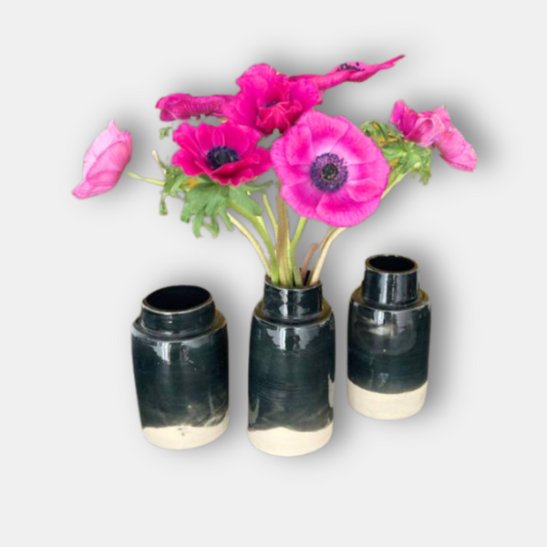 Ensemble de 3 vases en grès émaillé, noir brillant et base crème