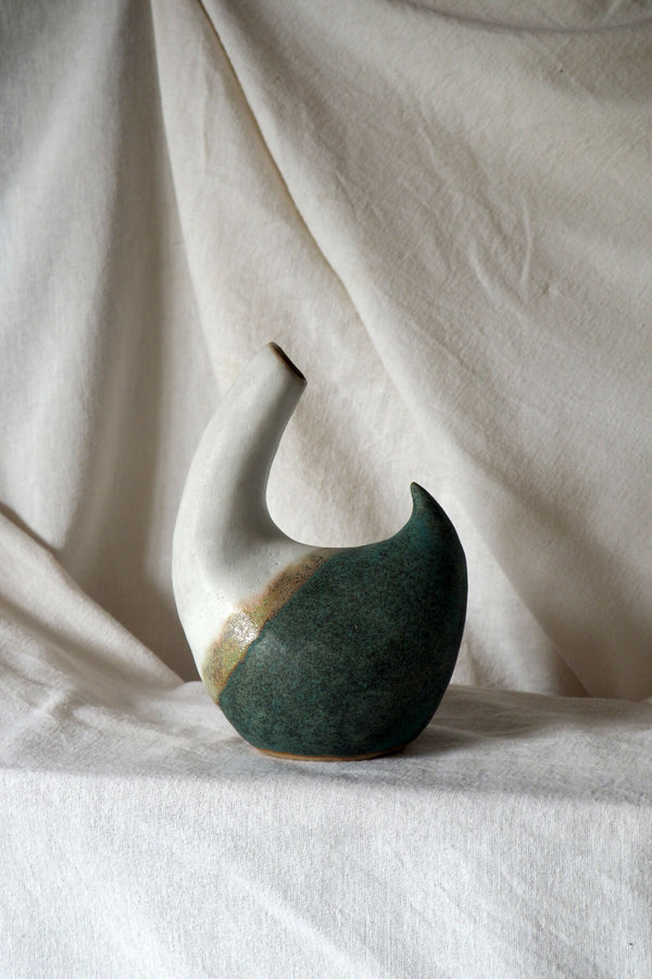Pichet en céramique bicolore blanc et turquoise, bec relevé, finition dorée