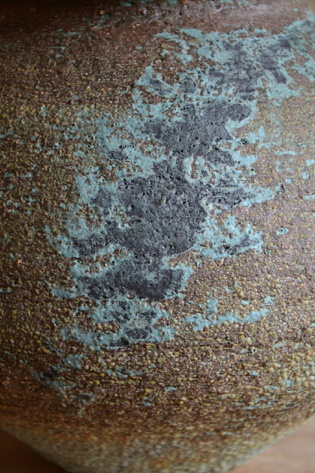 Vase en céramique, gros plan de la patine bleue et grise.