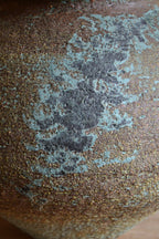 Vase en céramique, gros plan de la patine bleue et grise.