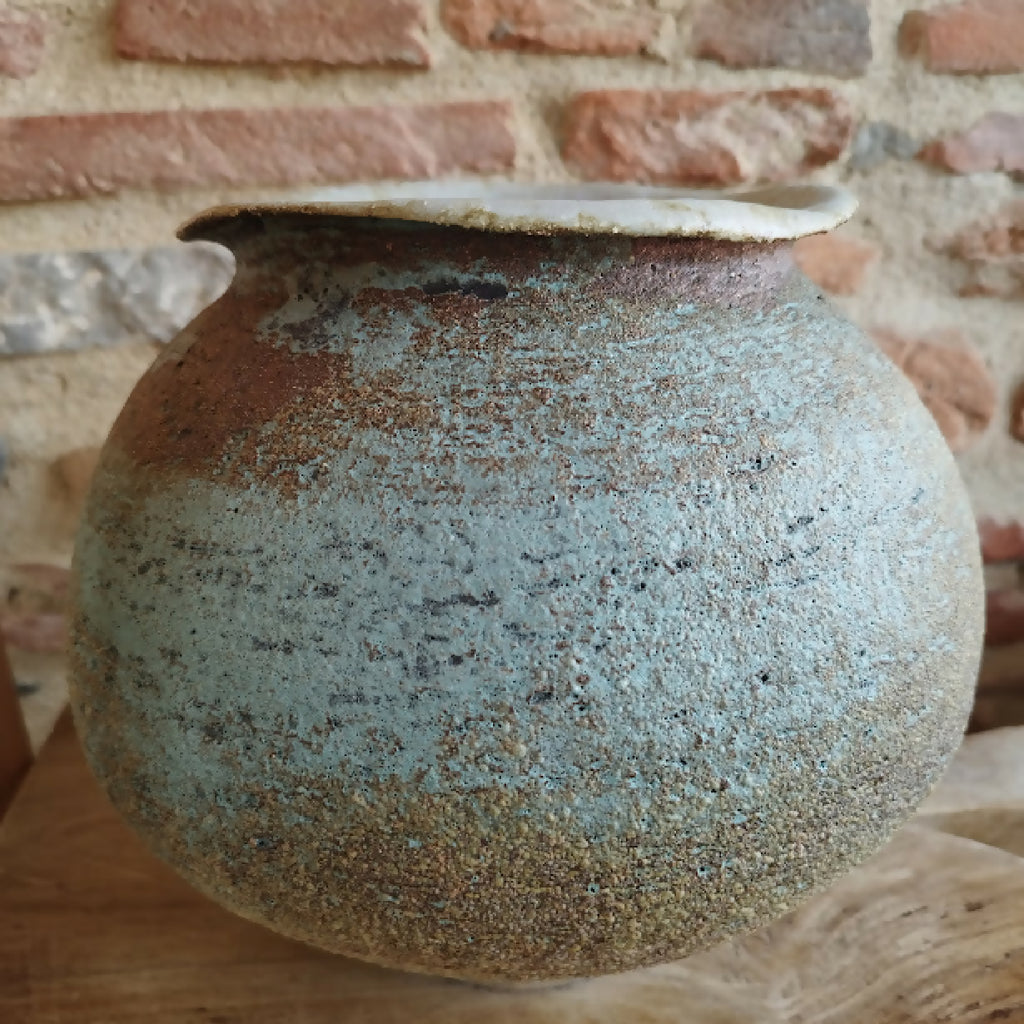 Vase en céramique patiné bleu-gris, petit bec latéral.